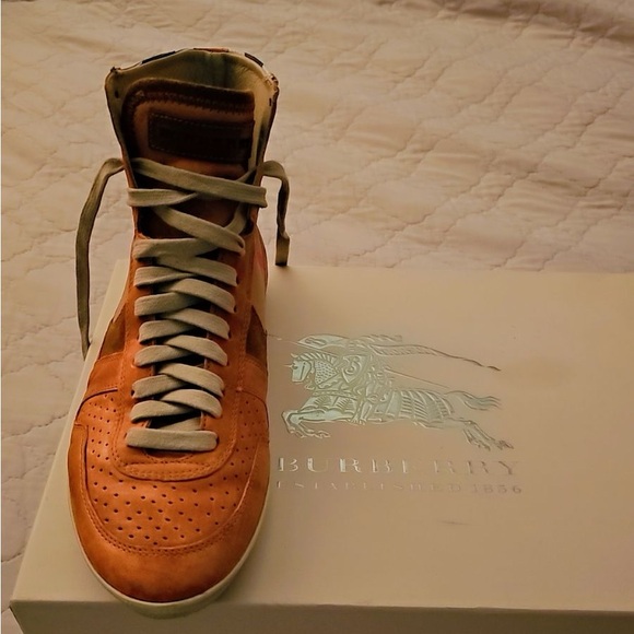 BURBERRY Hi Top Shoes - Picture 4 of 4